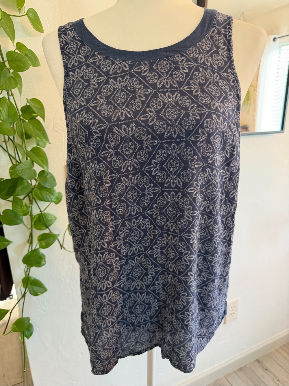 14th & Union Navy Blue Geometric Pattern Tank Top